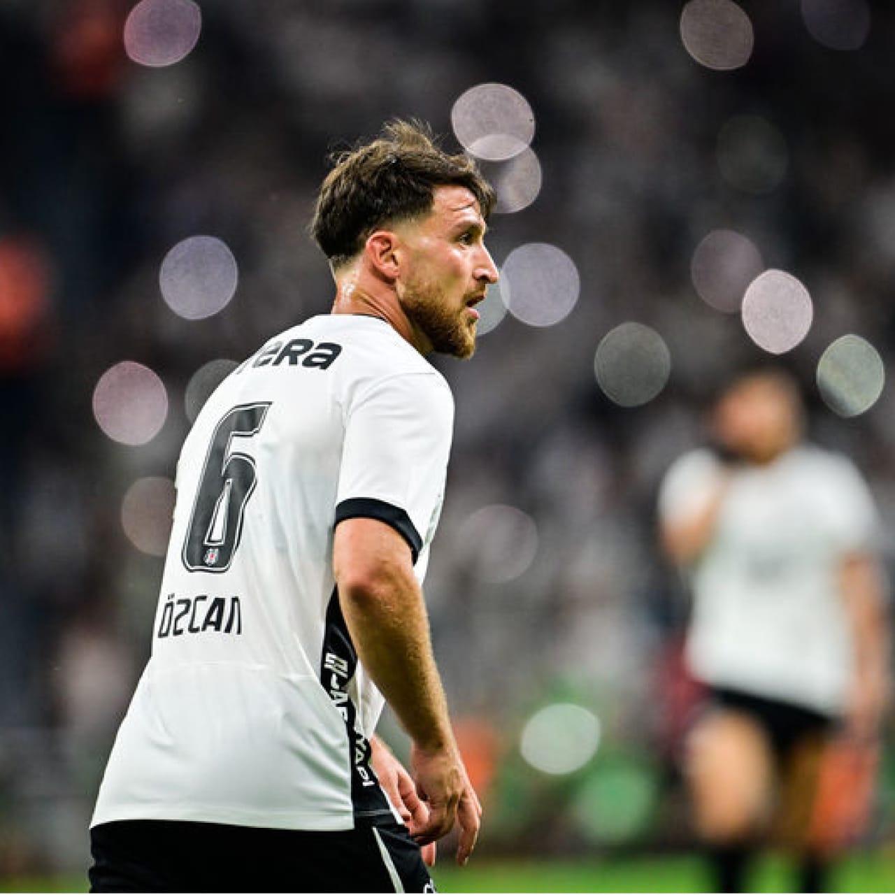 Beşiktaş forması giyen Salih Özcan'ın basın açıklaması anı